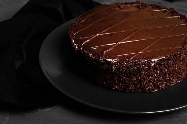 Schokoladenkuchen mit frischen Beeren und Nüssen — Stockfoto