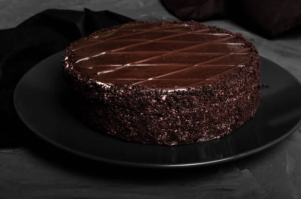 Pastel de chocolate con bayas frescas y frutos secos —  Fotos de Stock