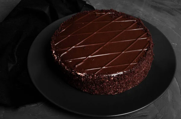 Pastel de chocolate con bayas frescas y frutos secos —  Fotos de Stock