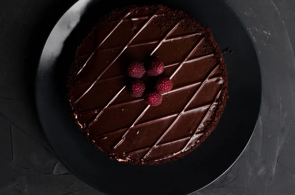 Pastel de chocolate con bayas frescas y frutos secos —  Fotos de Stock
