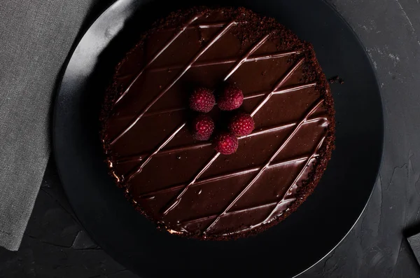 Pastel de chocolate con bayas frescas y frutos secos — Foto de Stock