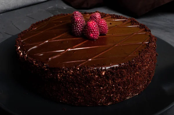 Schokoladenkuchen mit frischen Beeren und Nüssen — Stockfoto