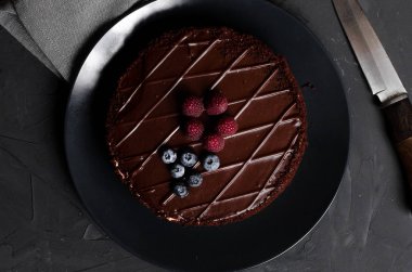 taze çilek ve fındık ile çikolatalı kek