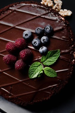 taze çilek ve fındık ile çikolatalı kek