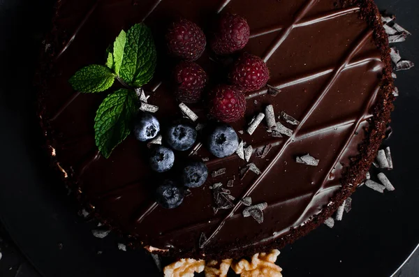 Bolo de chocolate com frutas frescas e nozes — Fotografia de Stock