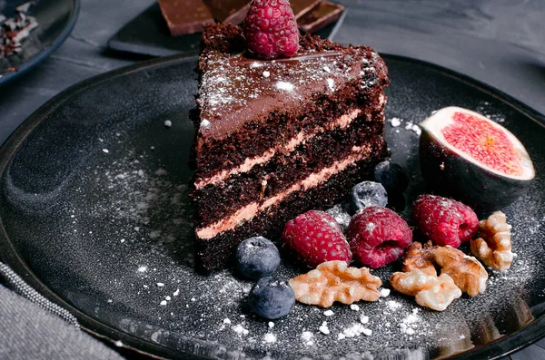 Pastel de chocolate con bayas frescas y frutos secos — Foto de Stock