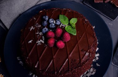 taze çilek ve fındık ile çikolatalı kek