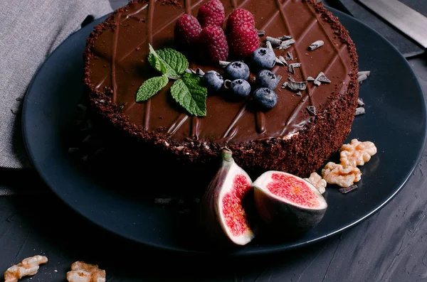 Шоколадний торт зі свіжими ягодами та горіхами — стокове фото