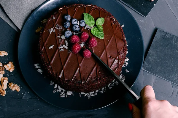 Pastel de chocolate con bayas frescas y frutos secos — Foto de Stock