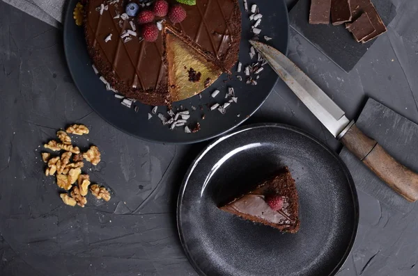 Bolo de chocolate com frutas frescas e nozes — Fotografia de Stock