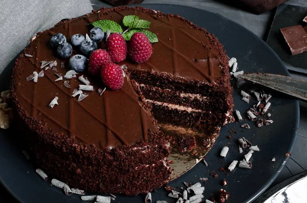 Schokoladenkuchen mit frischen Beeren und Nüssen — Stockfoto