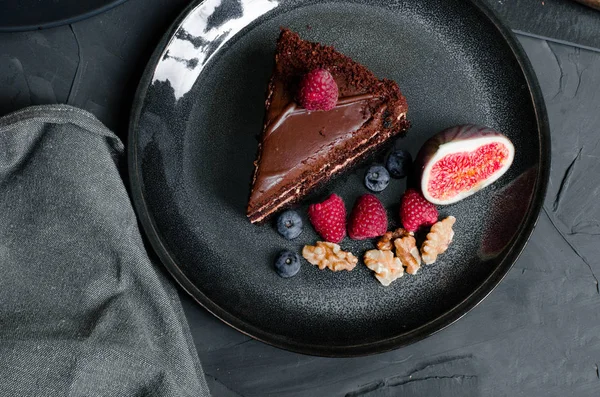 巧克力蛋糕与新鲜的浆果和坚果 — 图库照片