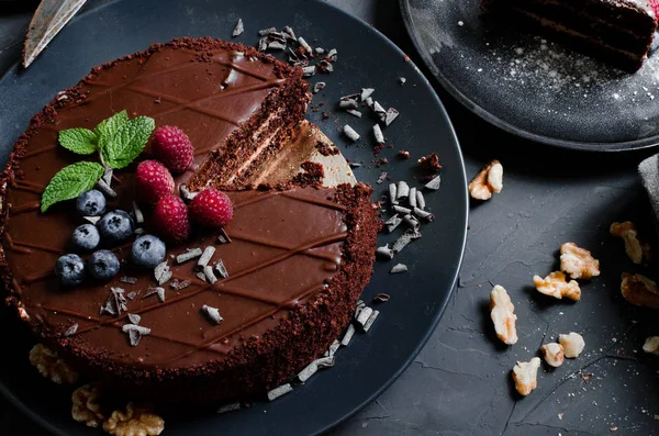 Schokoladenkuchen mit frischen Beeren und Nüssen — Stockfoto