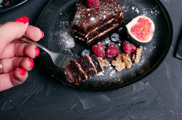 巧克力蛋糕与新鲜的浆果和坚果 — 图库照片