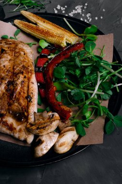 Taze sebzeli ızgara tavuk ve ızgara sebze.