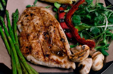 Taze sebzeli ızgara tavuk ve ızgara sebze.