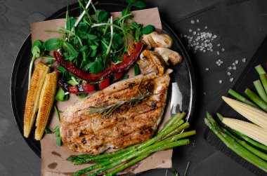 Taze sebzeli ızgara tavuk ve ızgara sebze.