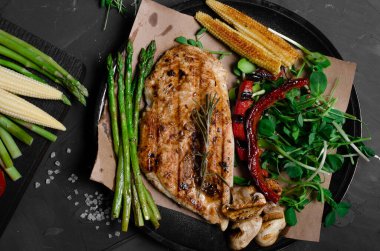 Taze sebzeli ızgara tavuk ve ızgara sebze.