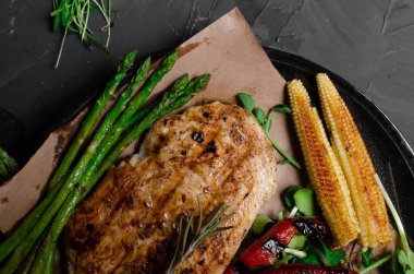 Taze sebzeli ızgara tavuk ve ızgara sebze.