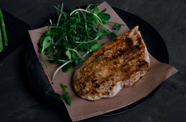 Taze sebzeli ızgara tavuk ve ızgara sebze.