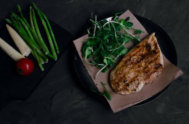 Taze sebzeli ızgara tavuk ve ızgara sebze.