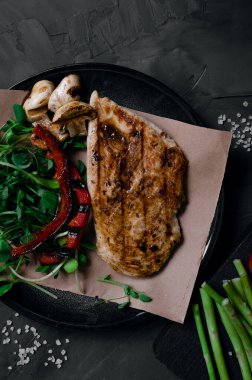 Taze sebzeli ızgara tavuk ve ızgara sebze.