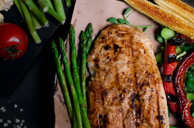 Taze sebzeli ızgara tavuk ve ızgara sebze.