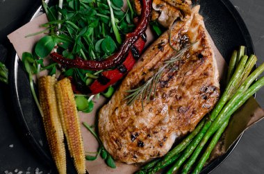 Taze sebzeli ızgara tavuk ve ızgara sebze.