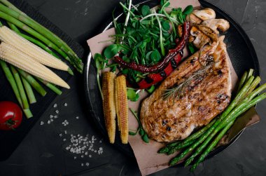 Taze sebzeli ızgara tavuk ve ızgara sebze.