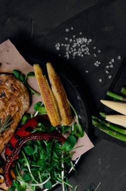 Taze sebzeli ızgara tavuk ve ızgara sebze.