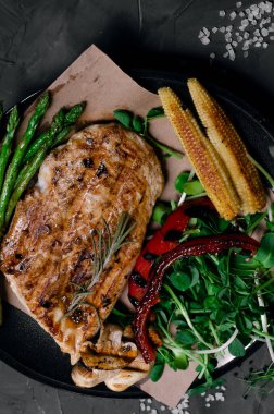 Taze sebzeli ızgara tavuk ve ızgara sebze.