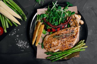 Taze sebzeli ızgara tavuk ve ızgara sebze.