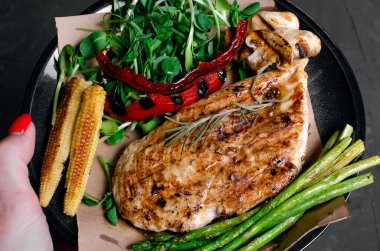 Taze sebzeli ızgara tavuk ve ızgara sebze.