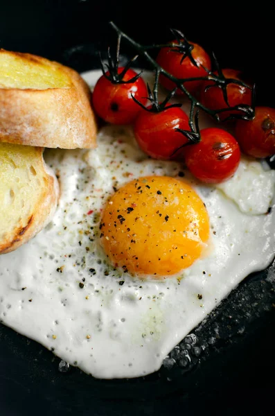 Gebratenes Der Pfanne Mit Brot Stockfoto