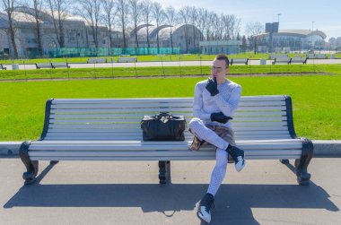 eldiven ve yaz aylarında sokakta bir çanta beyaz spor üniformalı güçlü bir adam