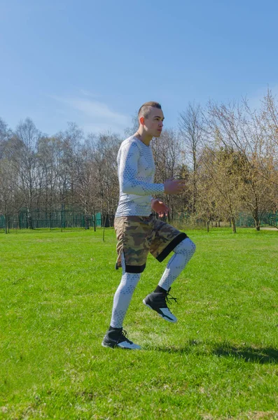 Hombre Fuerte Con Uniforme Deportivo Blanco Los Trenes Verano Parque —  Fotos de Stock