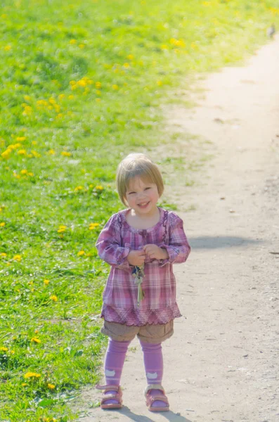 Ребенок Рядом Полем Одуванчика Парке Солнечный Летний День Ключами Дома — стоковое фото