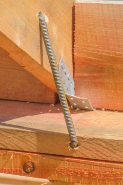 yakın - up, çerçeve, ahşap ev çatı metal montaj braketi