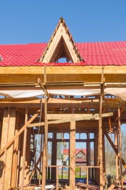 İnşaat çerçeve ile çatı kirişleri metal, ahşap yapılmış ev profilli