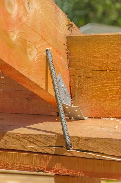 Casa Quadro Feita Madeira Placa Dividida Suporte Metal Telhado Crack — Fotografia de Stock