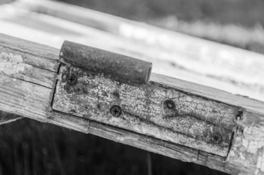 siyah beyaz, yakın - up, paslı döngü ile eski kapı