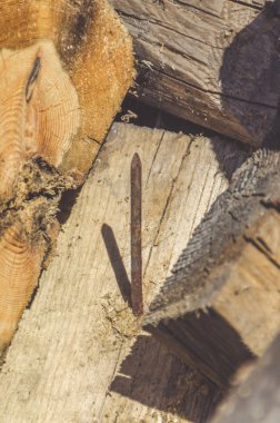 tahta, eski paslı çiviyle kapat