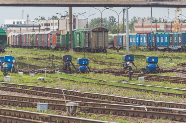 俄罗斯 圣彼得堡 2017年9月16日 驻地为铁路火车的溶解和形成 汽车下降从山形成部分 气压刹车在路轨 — 图库照片