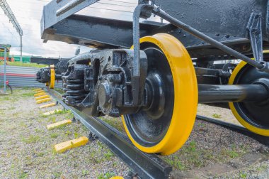 Yeni Demiryolu tekerlek çifti raylar üzerinde boyalı