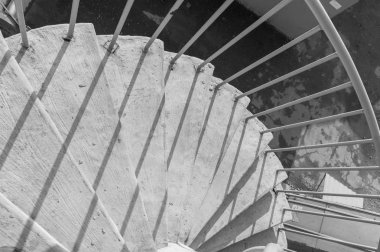 Beton sokak spiral merdivenler