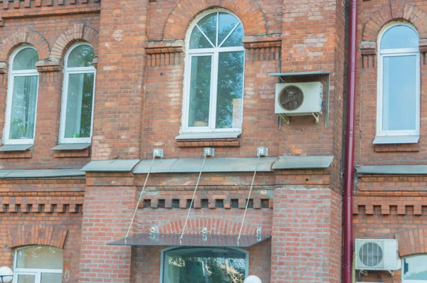 窓付きの古いレンガ造りの建物のファサード — ストック写真