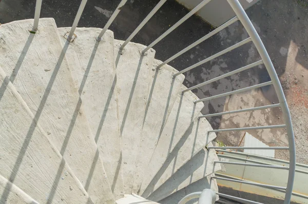 Auf Der Straße Wendeltreppe Aus Beton — Stockfoto