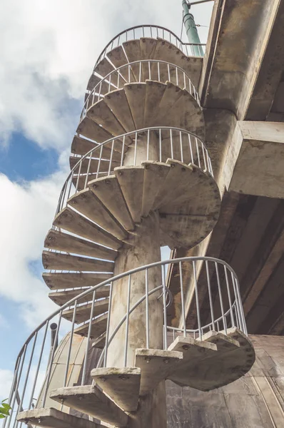 Auf Der Straße Wendeltreppe Aus Beton — Stockfoto