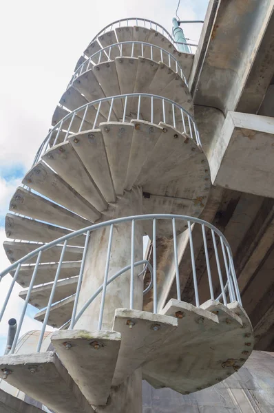 浅谈混凝土的街螺旋楼梯 — 图库照片