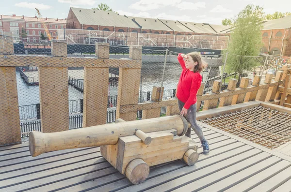 Enfant Fille Sur Une Aire Jeux Bois Sous Forme Bateau — Photo